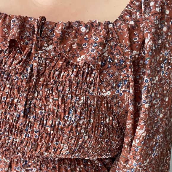 Ditsy floral peasant top 💗 - Picture 4 of 5